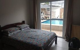 Casa Em Itanhaem Com 2 Quartos Garagem P 2 Carros, Churrasqueira, Piscina 200 M Da Praia